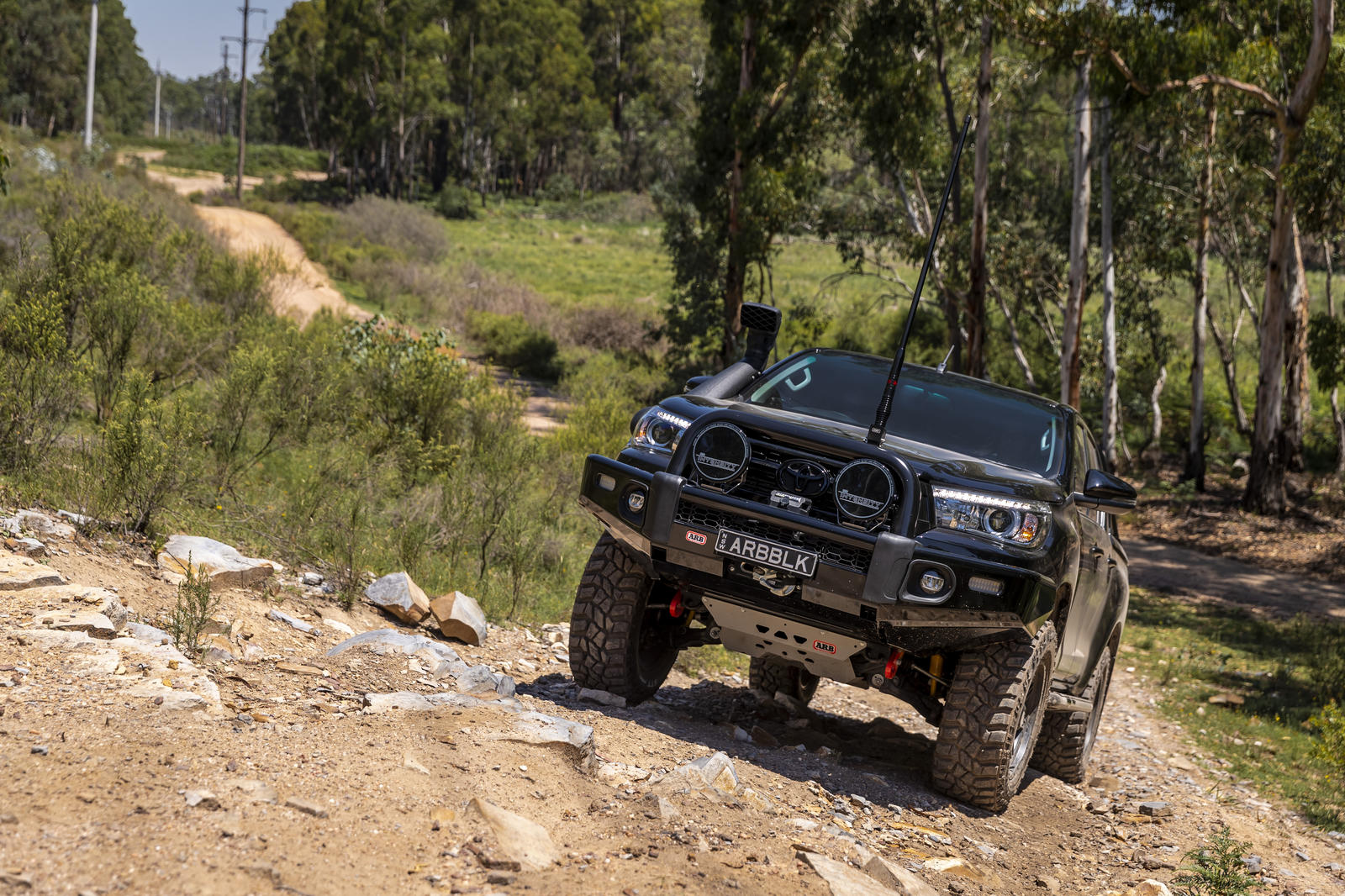 set-podies-arb-gia-toyota-hilux-2020-kai-meta Σετ ποδιές ARB για Toyota Hilux 2015 και μετά - Image 1